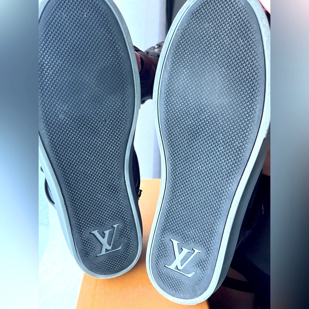 Authentic LOUIS VUITTON Sneakers size US 8 Men’s/ 10 Women’s - Picture 4 of 12